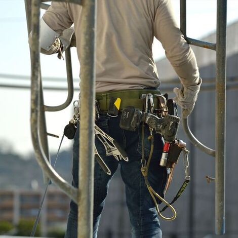 建枠を担ぐ職人